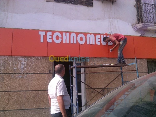 tinda Bach et facade publicitaire