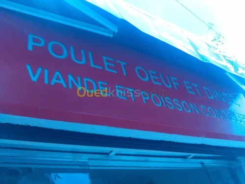 tinda Bach et facade publicitaire