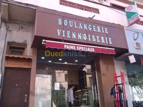 tinda Bach et facade publicitaire