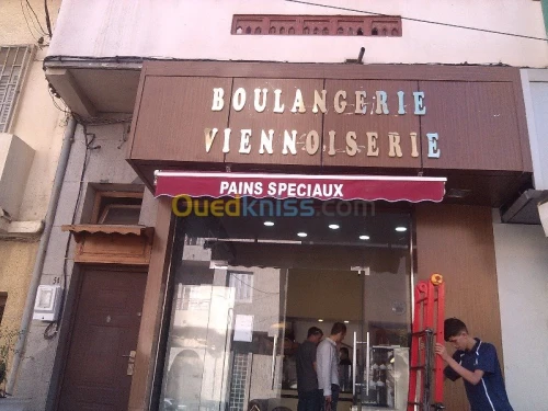 tinda Bach et facade publicitaire