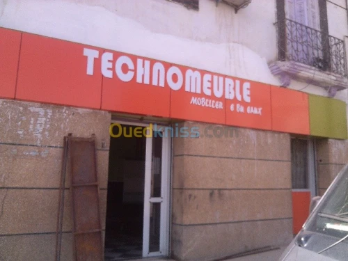 tinda Bach et facade publicitaire