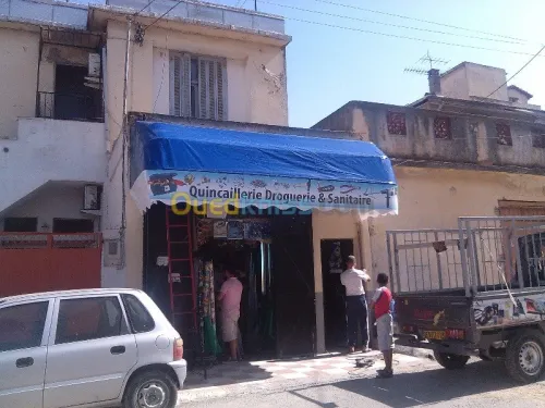 tinda Bach et facade publicitaire