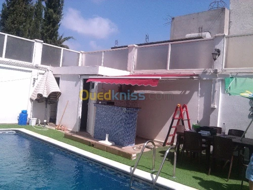 tinda Bach et facade publicitaire