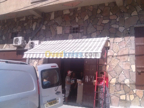 tinda Bach et facade publicitaire