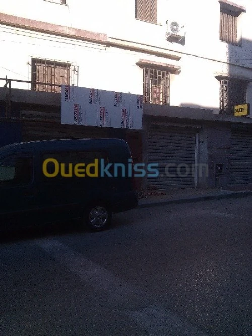 tinda Bach et facade publicitaire
