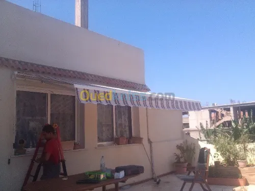 tinda Bach et facade publicitaire