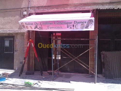 tinda Bach et facade publicitaire