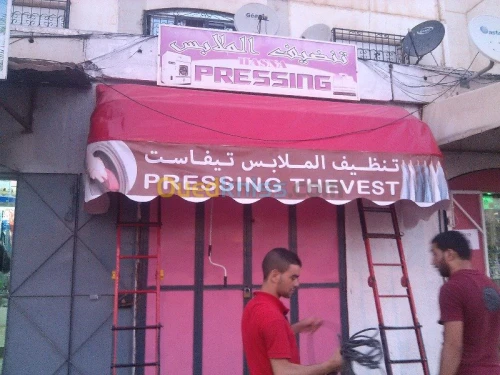 tinda Bach et facade publicitaire