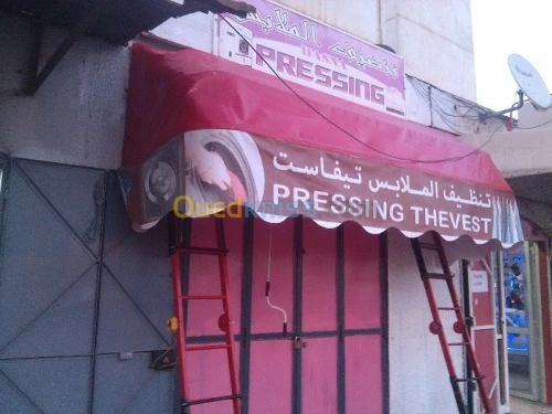 tinda Bach et facade publicitaire