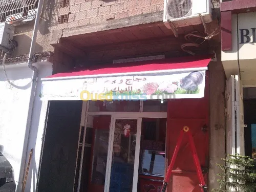 tinda Bach et facade publicitaire