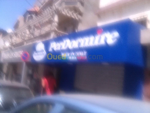 tinda Bach et facade publicitaire
