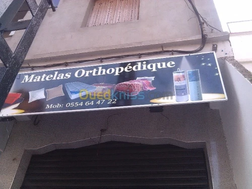 tinda Bach et facade publicitaire
