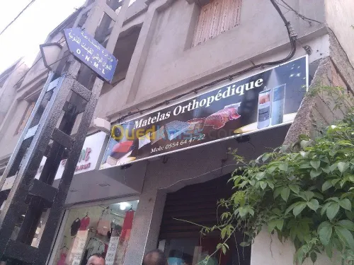 tinda Bach et facade publicitaire