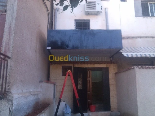 tinda Bach et facade publicitaire