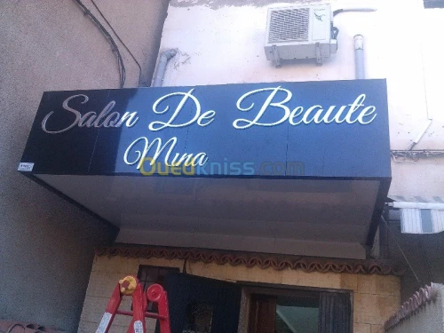 tinda Bach et facade publicitaire