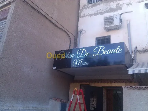 tinda Bach et facade publicitaire