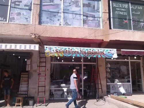 tinda Bach et facade publicitaire