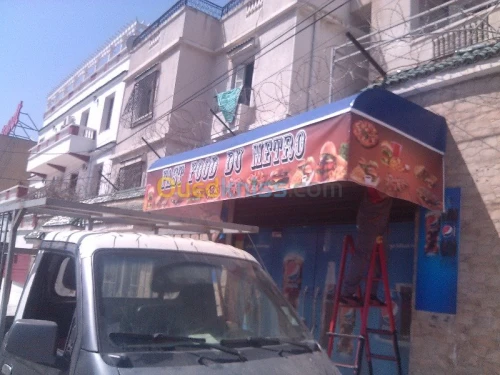 tinda Bach et facade publicitaire