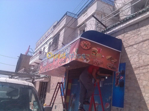 tinda Bach et facade publicitaire