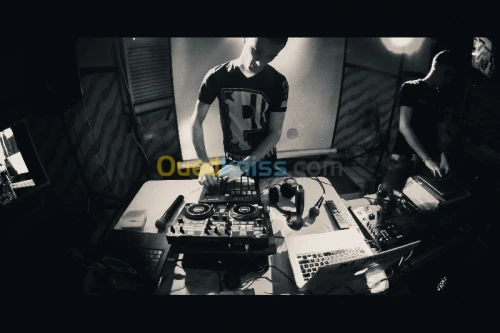   Disk Jockey ( DJ )