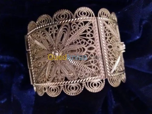 Habilleuse pour mariée avec Bijoux