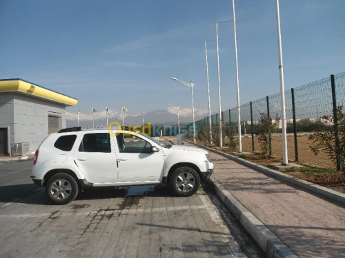 Chauffeur avec son Voiture Duster 2015