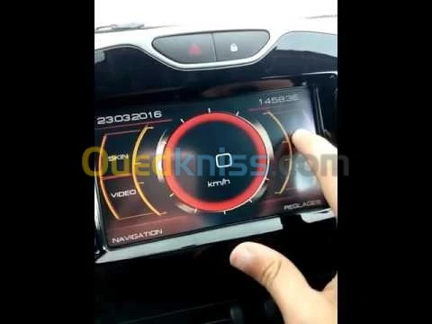 media nav bloque sur logo