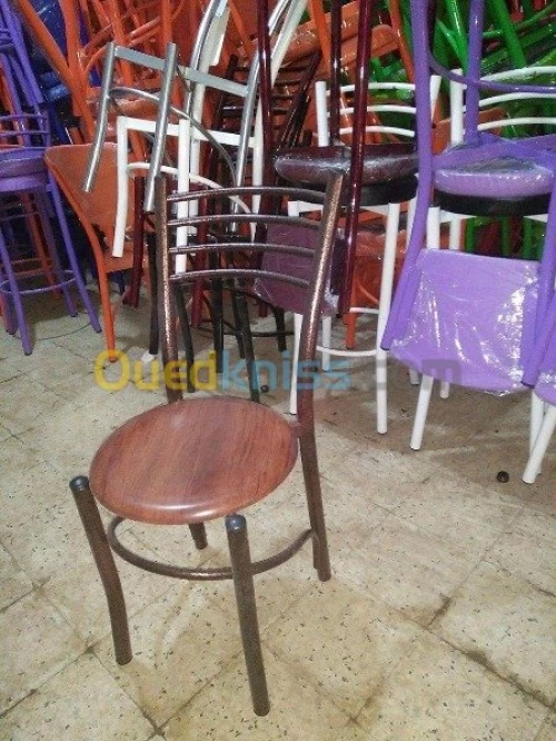 Chaise et table de lux et confort