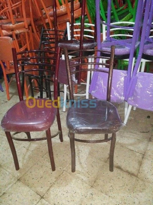 Chaise et table de lux et confort