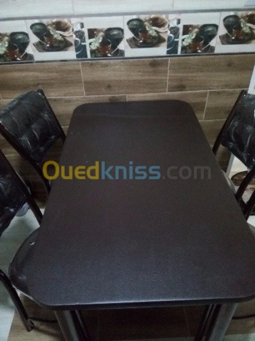 Chaise et table de lux et confort