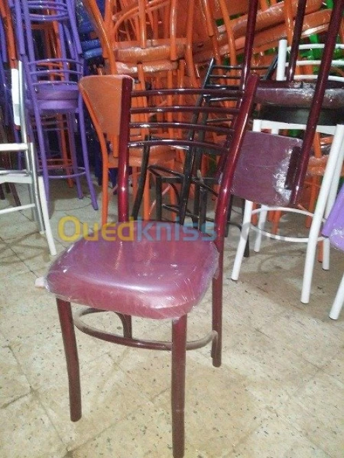 Chaise et table de lux et confort