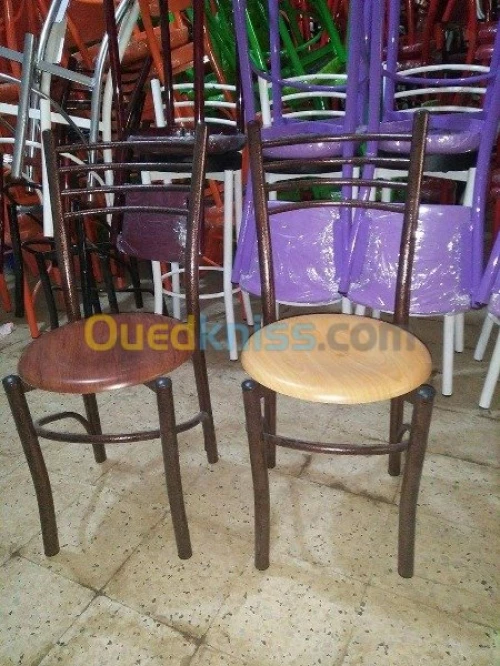 Chaise et table de lux et confort