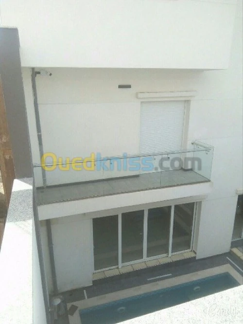 F/p rampe d'escalier en inox et en verre