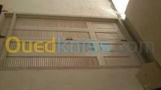 menuiserie bois ; ferrure; vernisser