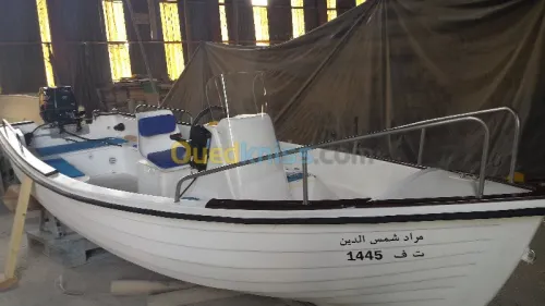 Bateau barque kayak pédalo.