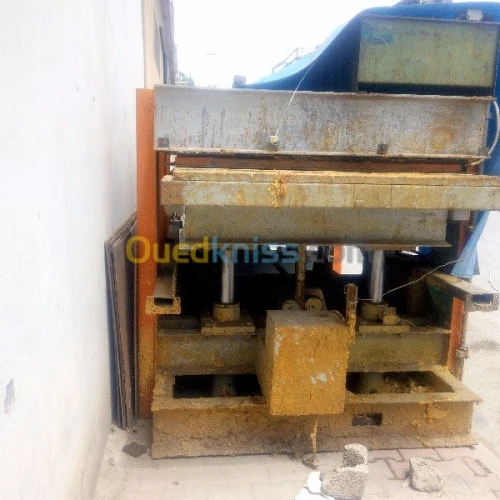  Presse table pour panneaux sandwich   + machine de projection fr mousse PU