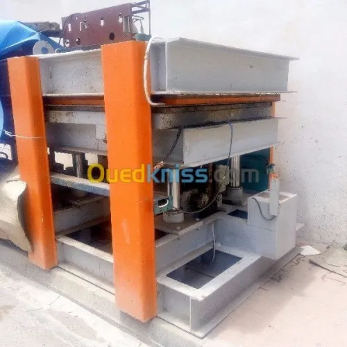 Presse table pour panneaux sandwich   + machine de projection fr mousse PU