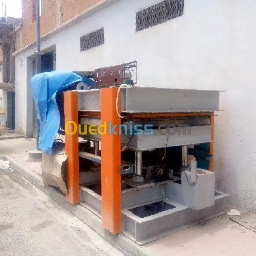  Presse table pour panneaux sandwich   + machine de projection fr mousse PU
