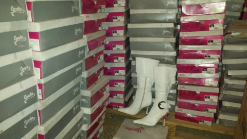 Donne lot de 300 paires de bottes femme
