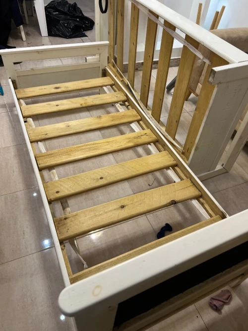 2 lits en bois rouge