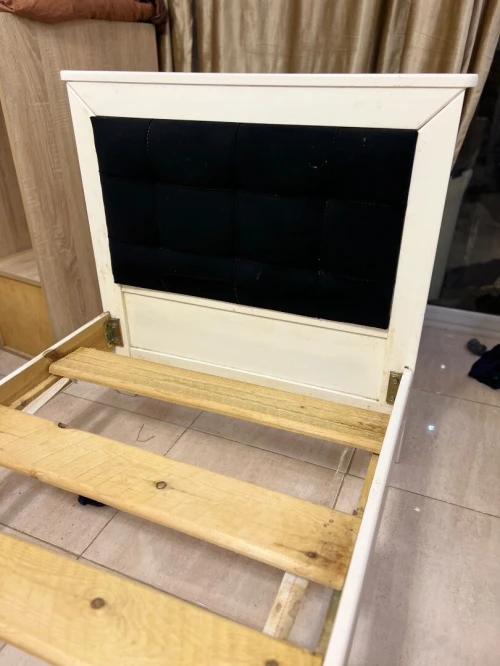 2 lits en bois rouge
