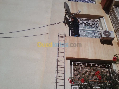 technicien  exclusifs YAHSAT 52 °  