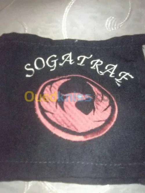 je fais des logos en broderie 