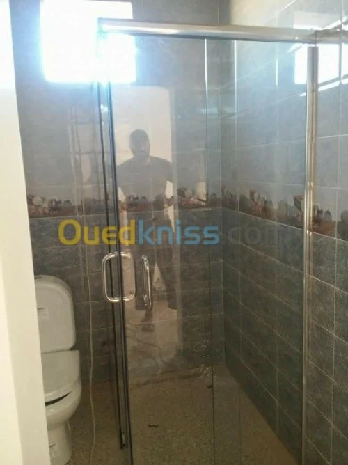Cabine de douche et Vitrine 