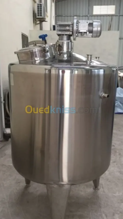 Machine et cuve et pasteurisateur