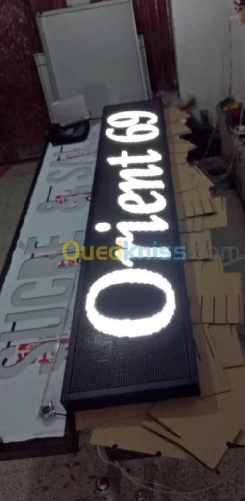 afficheurs et panneaux publicitair LED