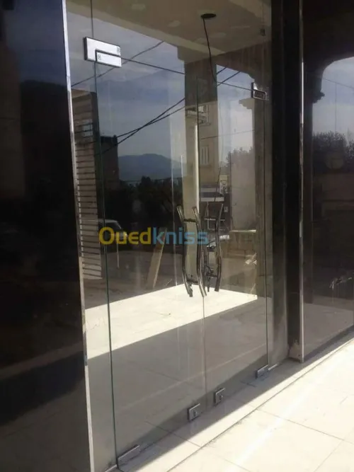 vitrine de façade en verre trempé 