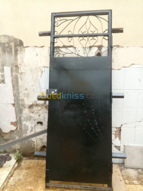 Porte d'entrée en fer