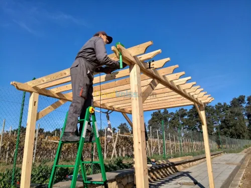Fabrication et installation de pergola et tinda en bois rouge