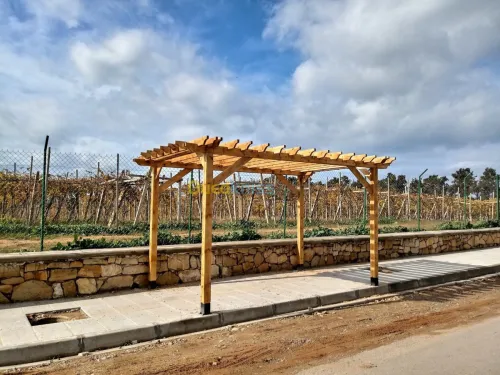 Fabrication et installation de pergola et tinda en bois rouge